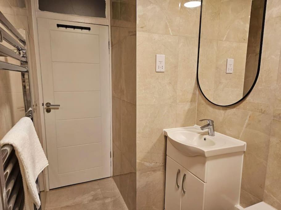 Wonderful Apartment In Wembley London Exterior photo